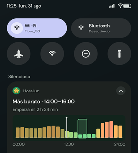 Barra de notificaciones de Android con el gráfico de HoraLuz expandido: el día entero, la franja barata y cuánto falta.